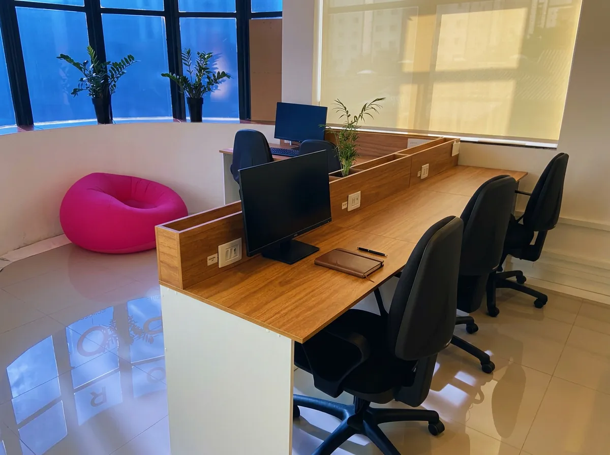 Estação de trabalho com monitor e divisória de madeira